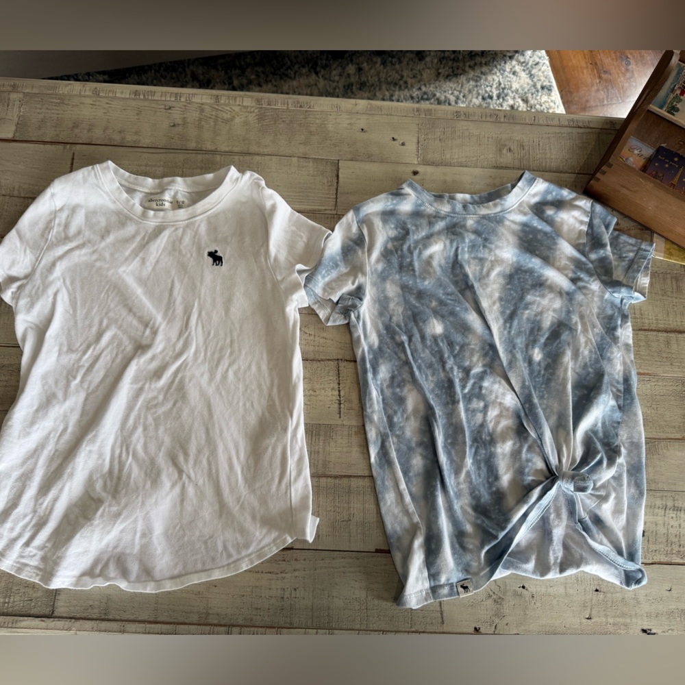 Abercrombie kids Blue Tie-Dye and White T-Shirts girls